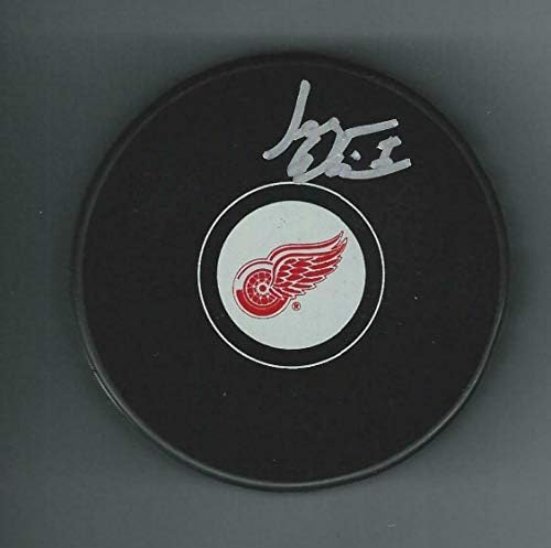 Jesper Eliasson Aláírt Detroit Red Wings Puck - Dedikált NHL Korong