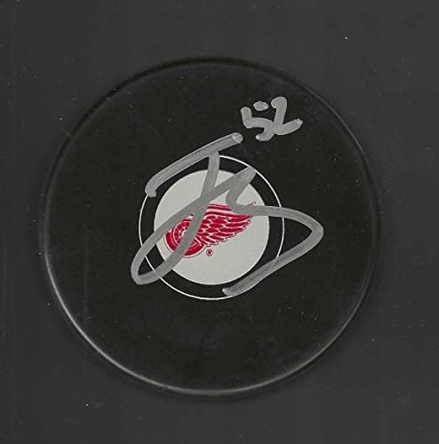 Jonatan Berggren Aláírt Detroit Red Wings Puck - Dedikált NHL Korong